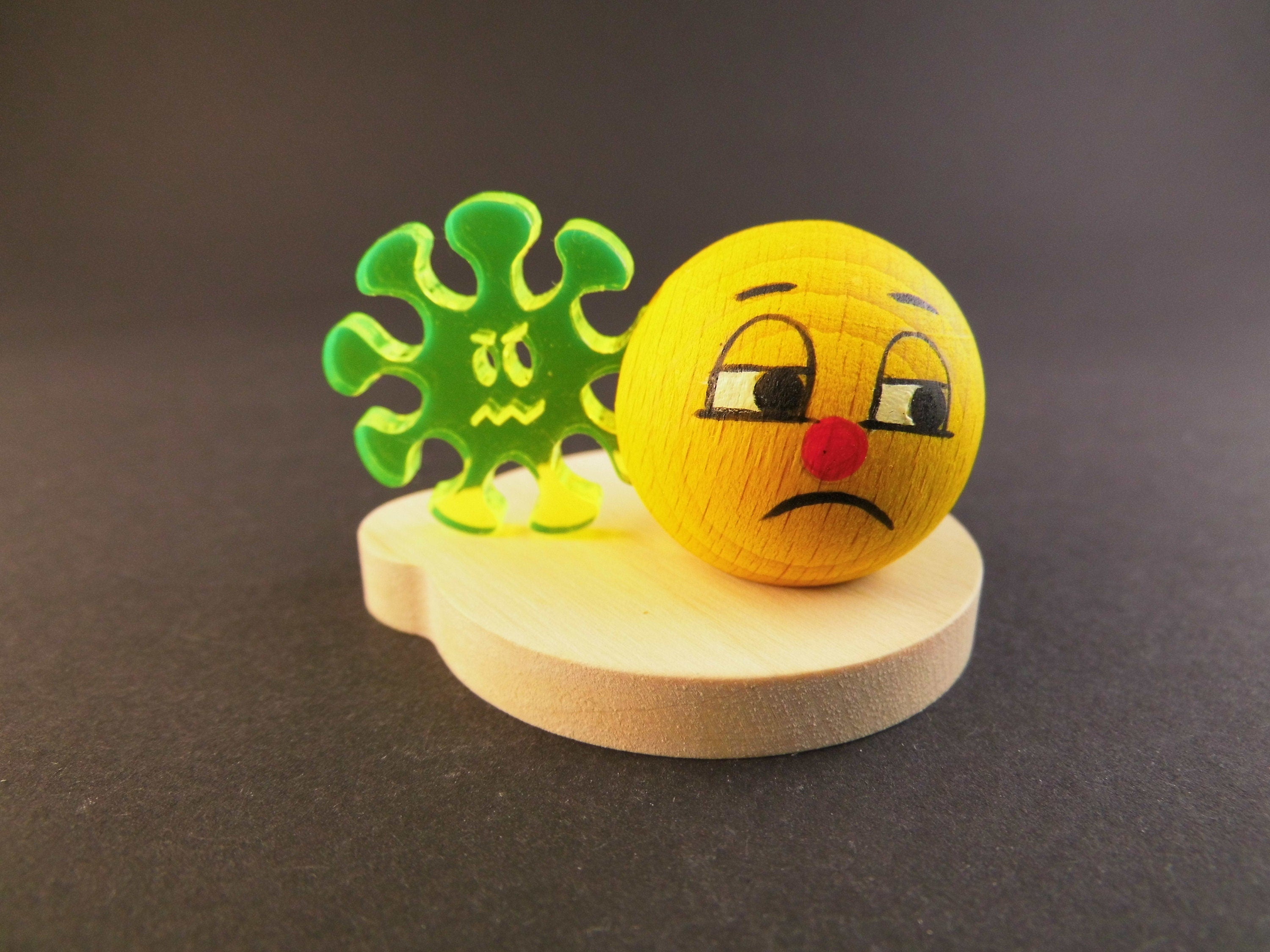 Miniatur Figur Holz "Smilinka" Virus Sammelfigur
